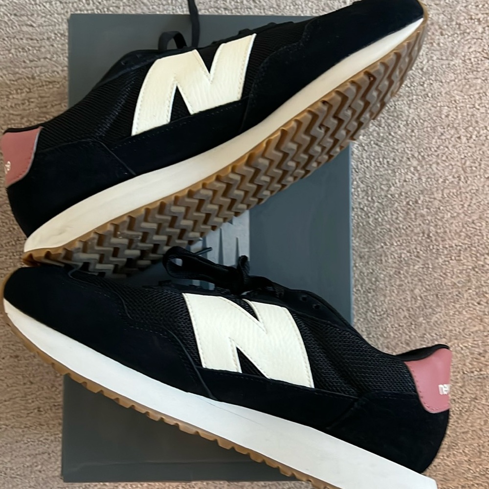 Womens NB 237